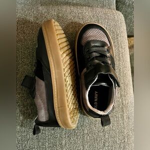Toddler low top sneakers